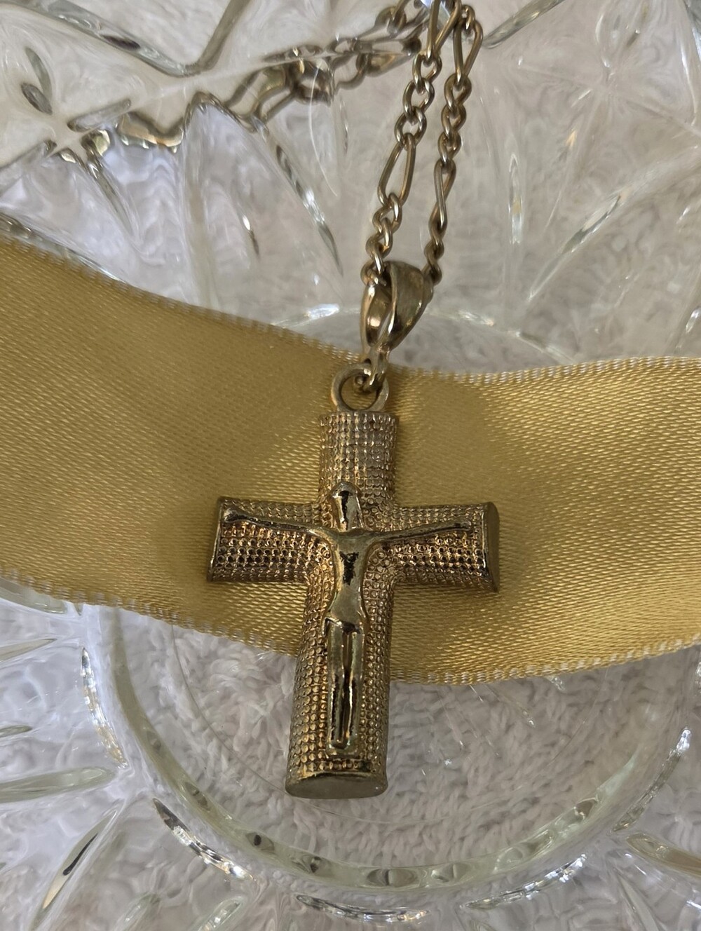 Vintage Gold Textured 2" Crucifix Cross Pendant 20" Figaro Chain Necklace - Picture 2 of 4